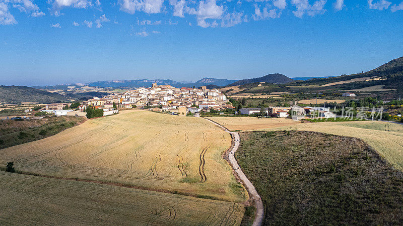 Cirauqui， 西班牙 on Camino de Santiago Drone View